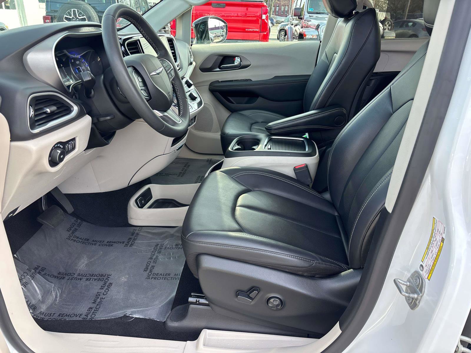 Used 2024 Chrysler Pacifica Touring-L FWD image 10