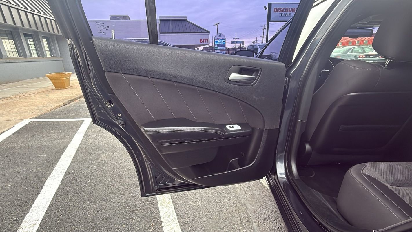 Used 2019 Dodge Charger SXT w/ Blacktop Package image 11