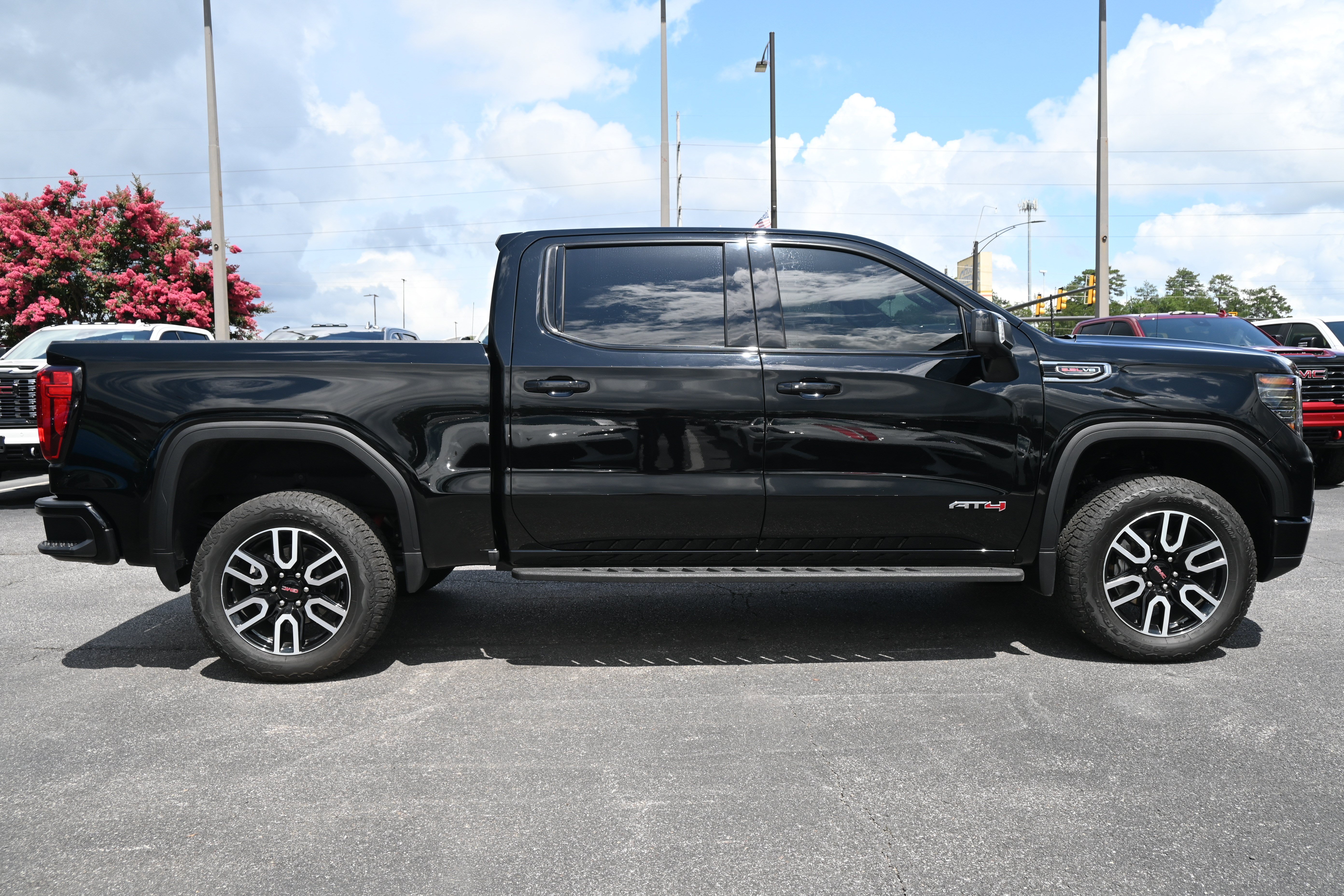 Used 2025 GMC Sierra 1500 AT4 w/ AT4 Premium Package AWD/4WD image 11