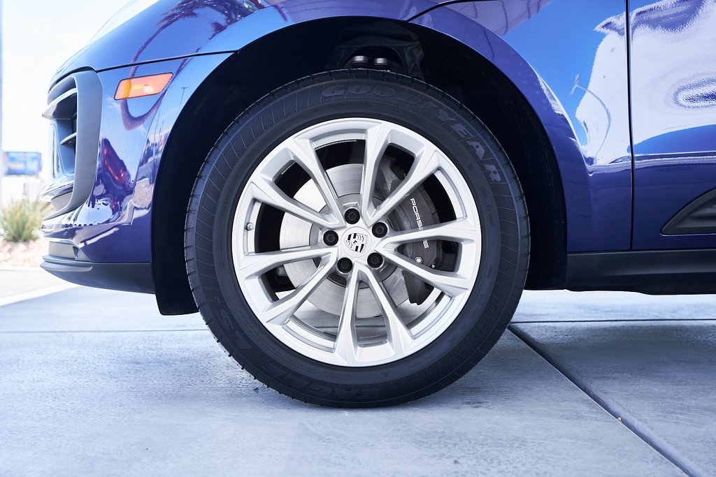 Used 2024 Porsche Macan image 3