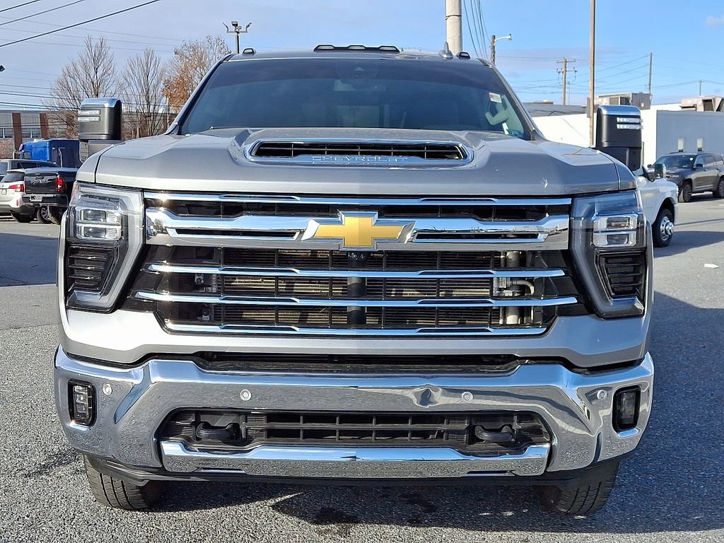 Used 2025 Chevrolet Silverado 3500 LTZ w/ LTZ Convenience Package image 3