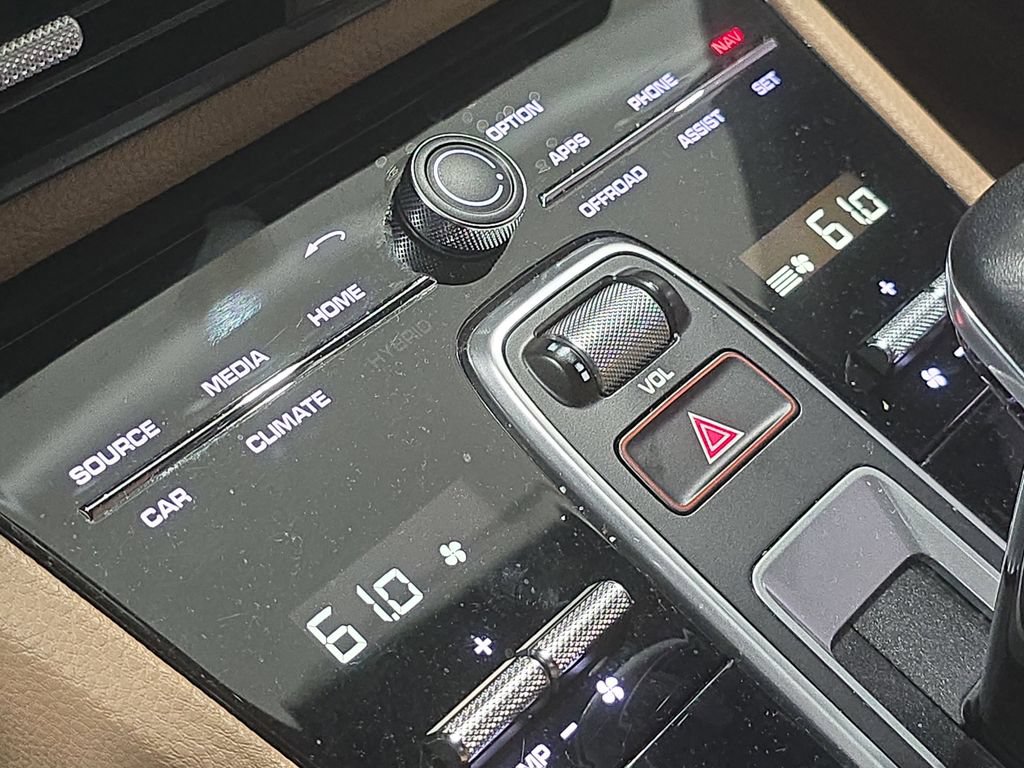 Used 2022 Porsche Cayenne AWD/4WD image 19