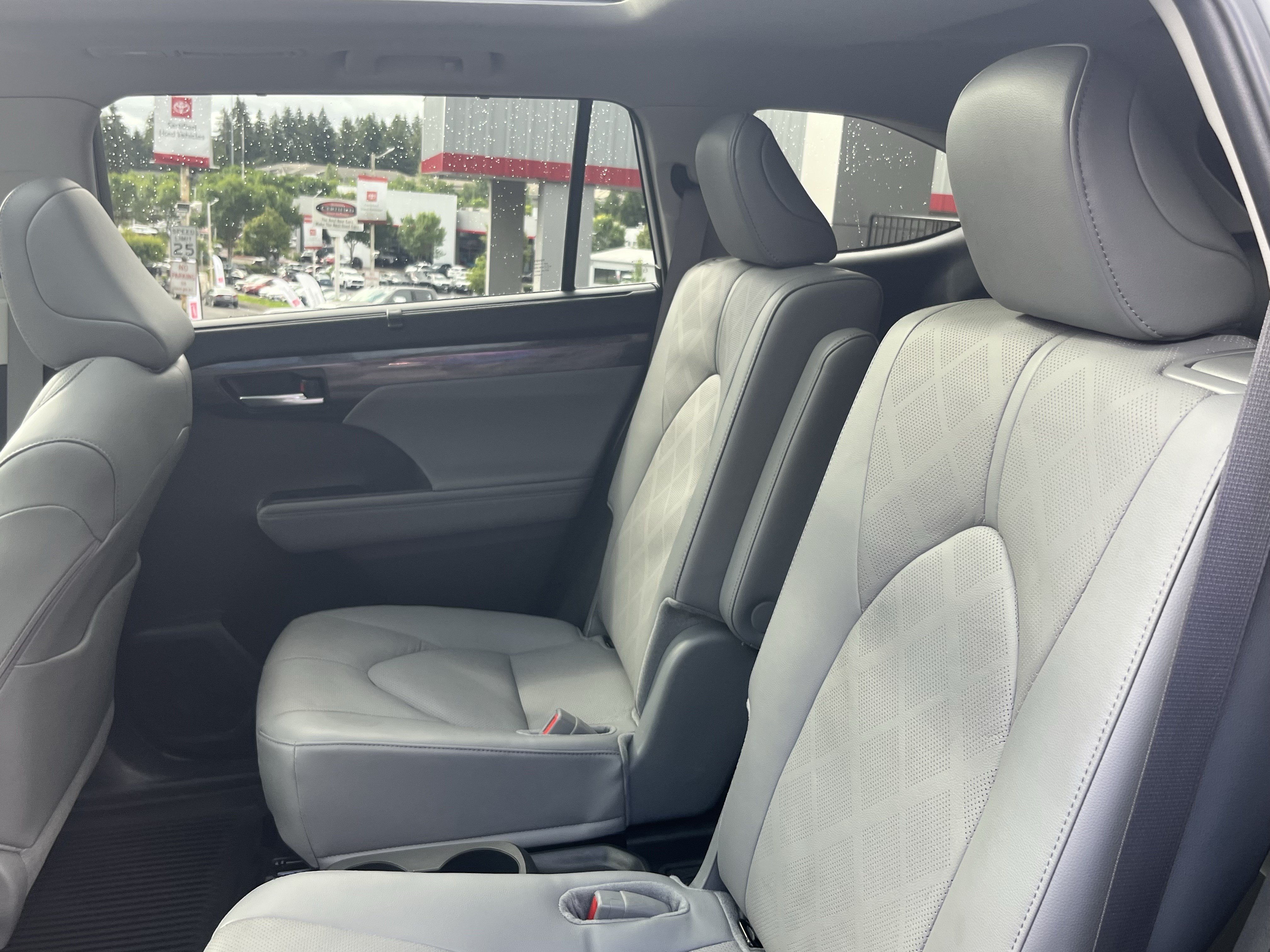 Used 2024 Toyota Highlander Platinum AWD/4WD image 14