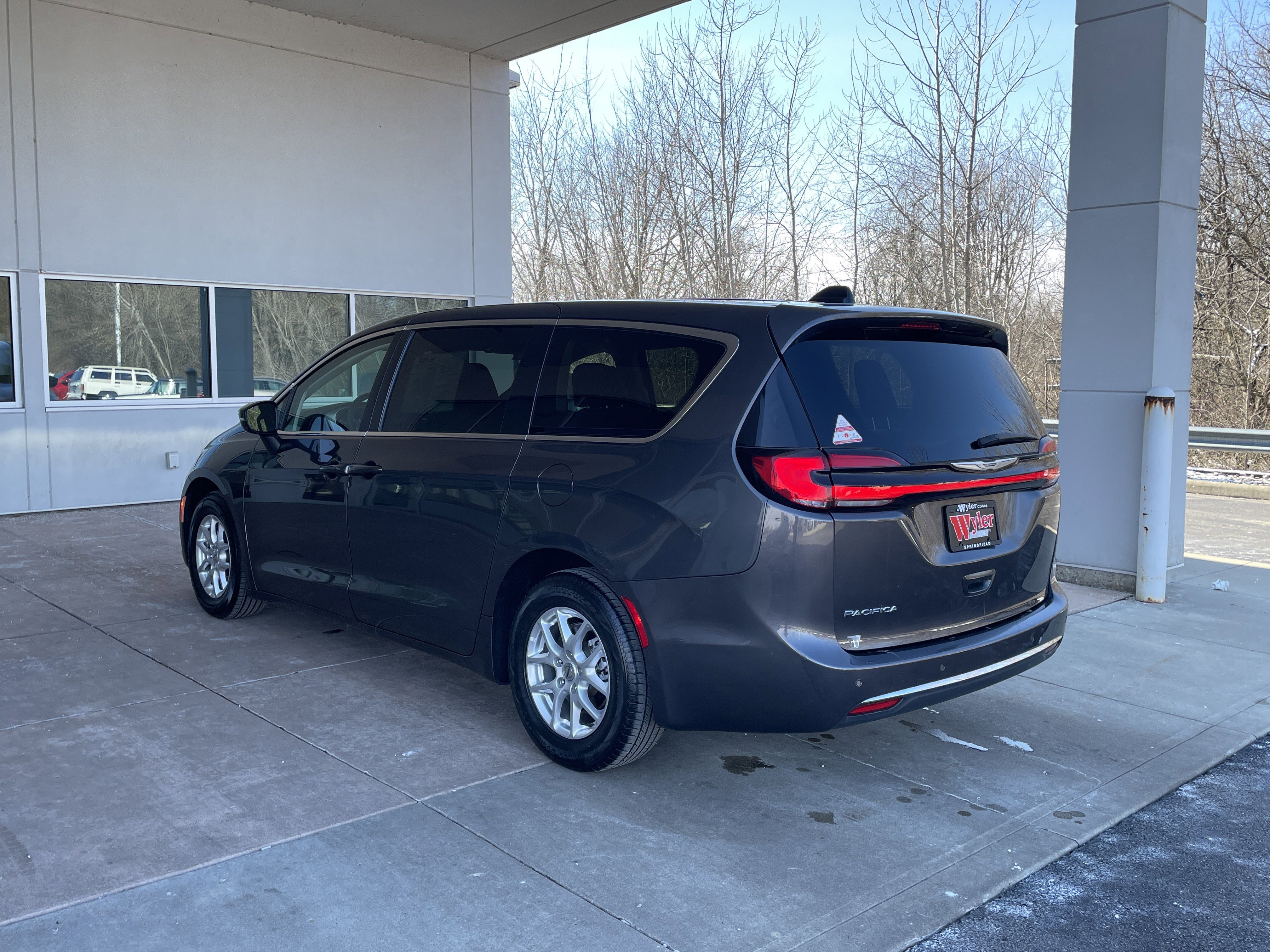 Used 2023 Chrysler Pacifica Touring-L image 20