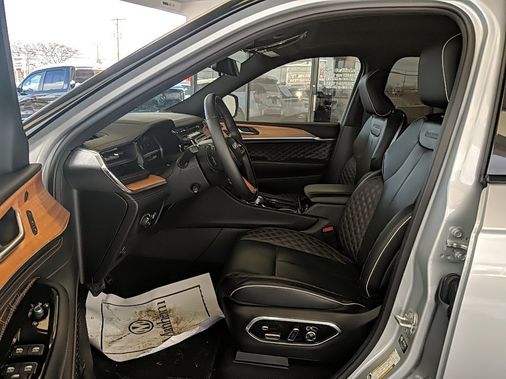 Used 2025 Jeep Grand Cherokee Summit image 16