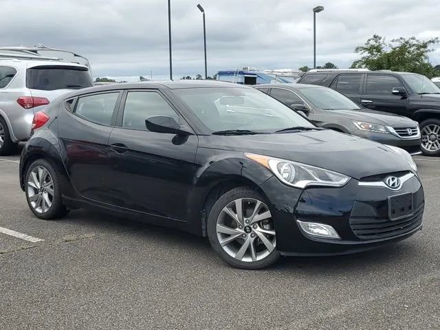 Used 2017 Hyundai Veloster FWD image 2