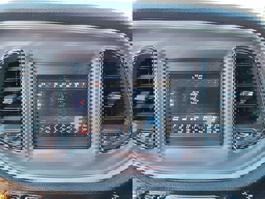 Used 2022 Dodge Challenger SXT w/ Driver Convenience Group image 16