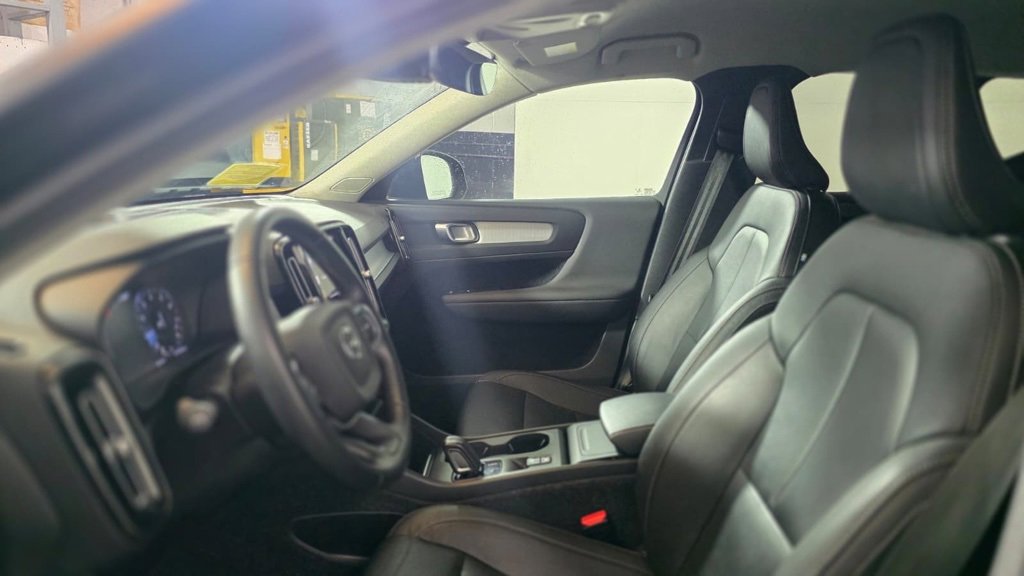 Used 2021 Volvo XC40 T5 Momentum w/ Climate Package image 17