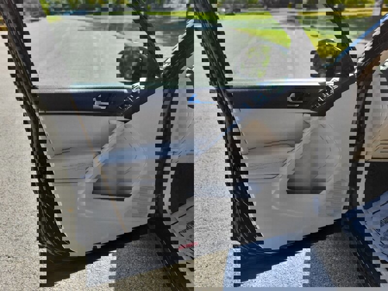 Used 2011 Volkswagen Tiguan SE image 19