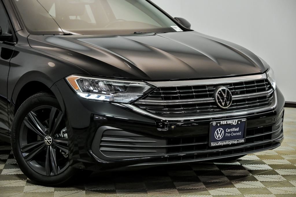 Used 2023 Volkswagen Jetta SE FWD image 2