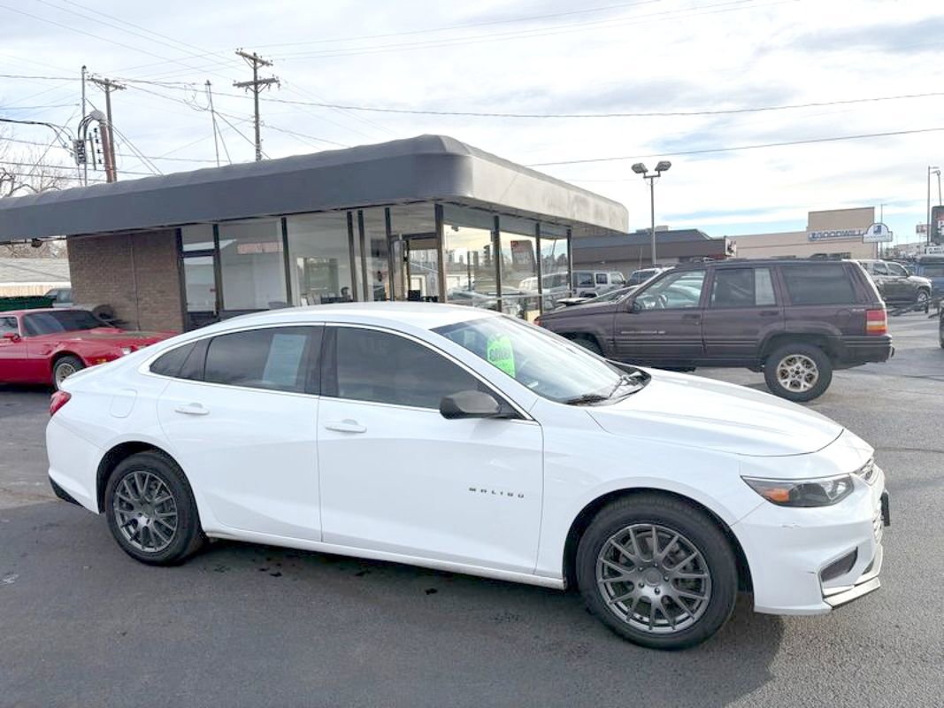 Used 2018 Chevrolet Malibu LS image 2