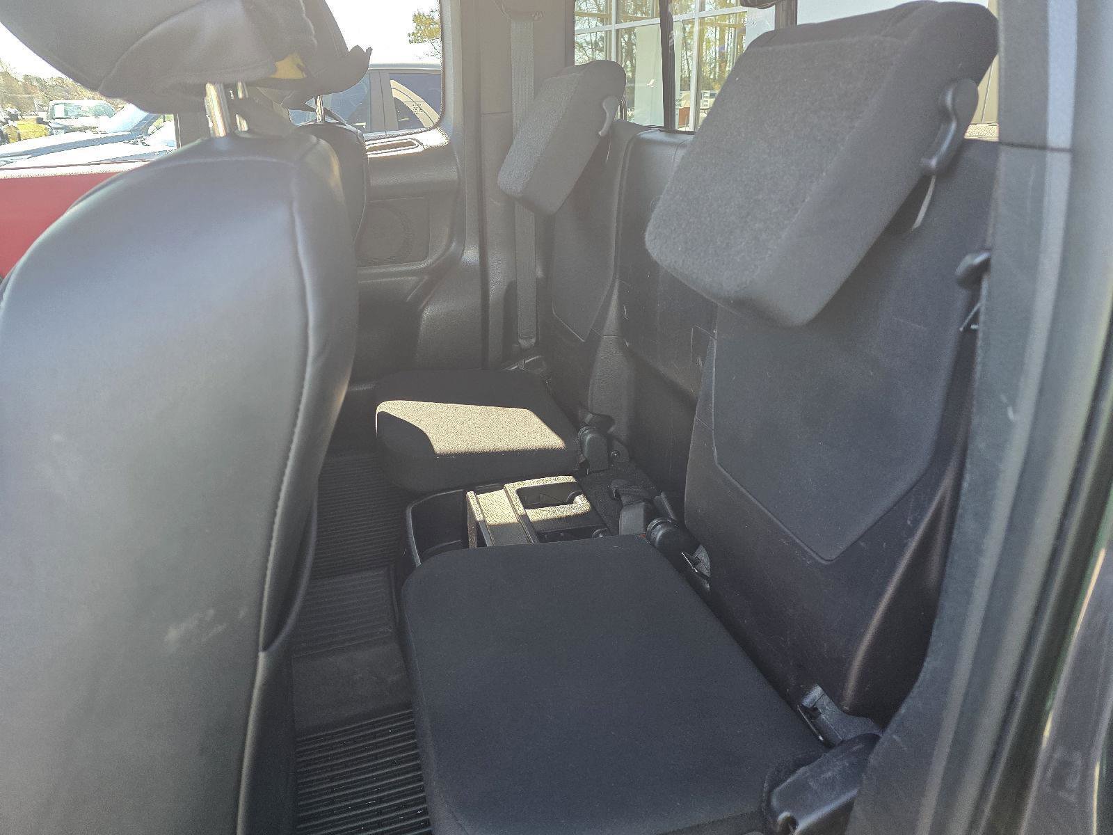 Used 2016 Toyota Tacoma SR5 w/ SR5 Appearance Package (SN) image 11