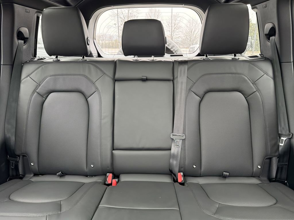 New 2026 Land Rover Defender 110 X-Dynamic SE image 28