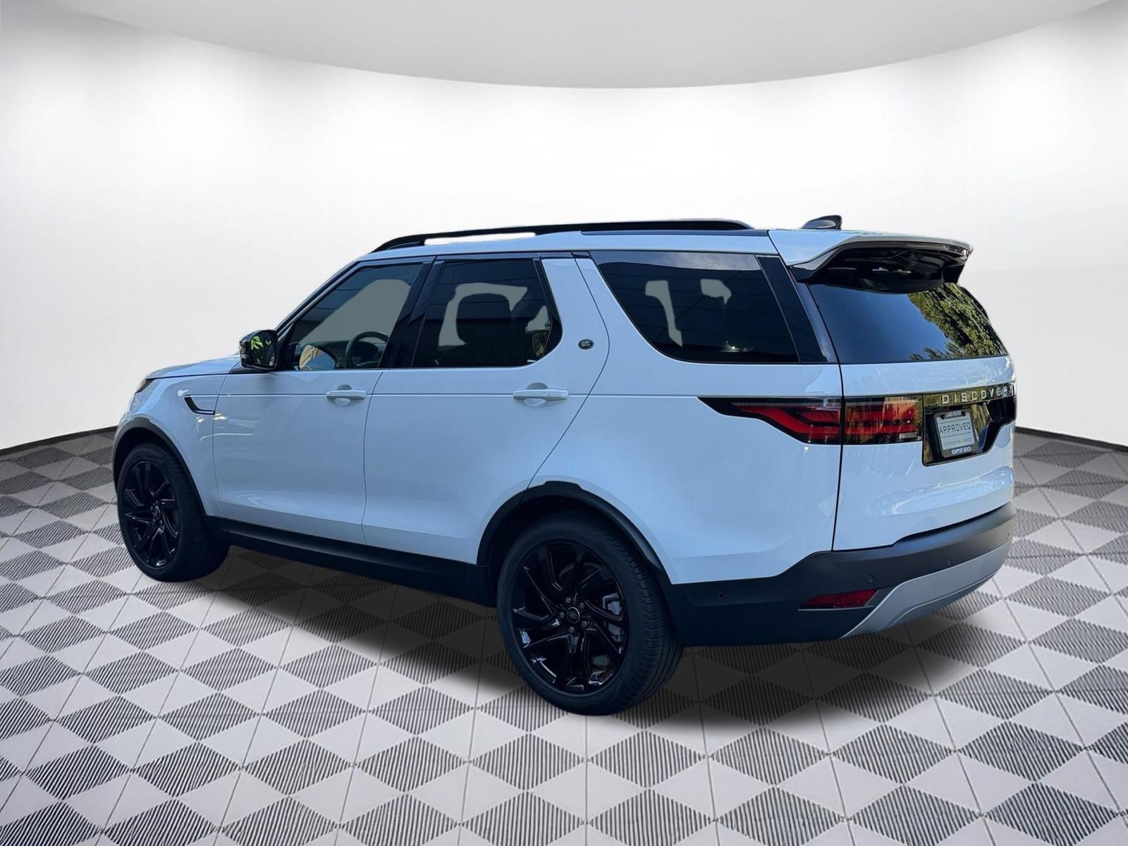 Certified 2025 Land Rover Discovery S AWD/4WD image 3