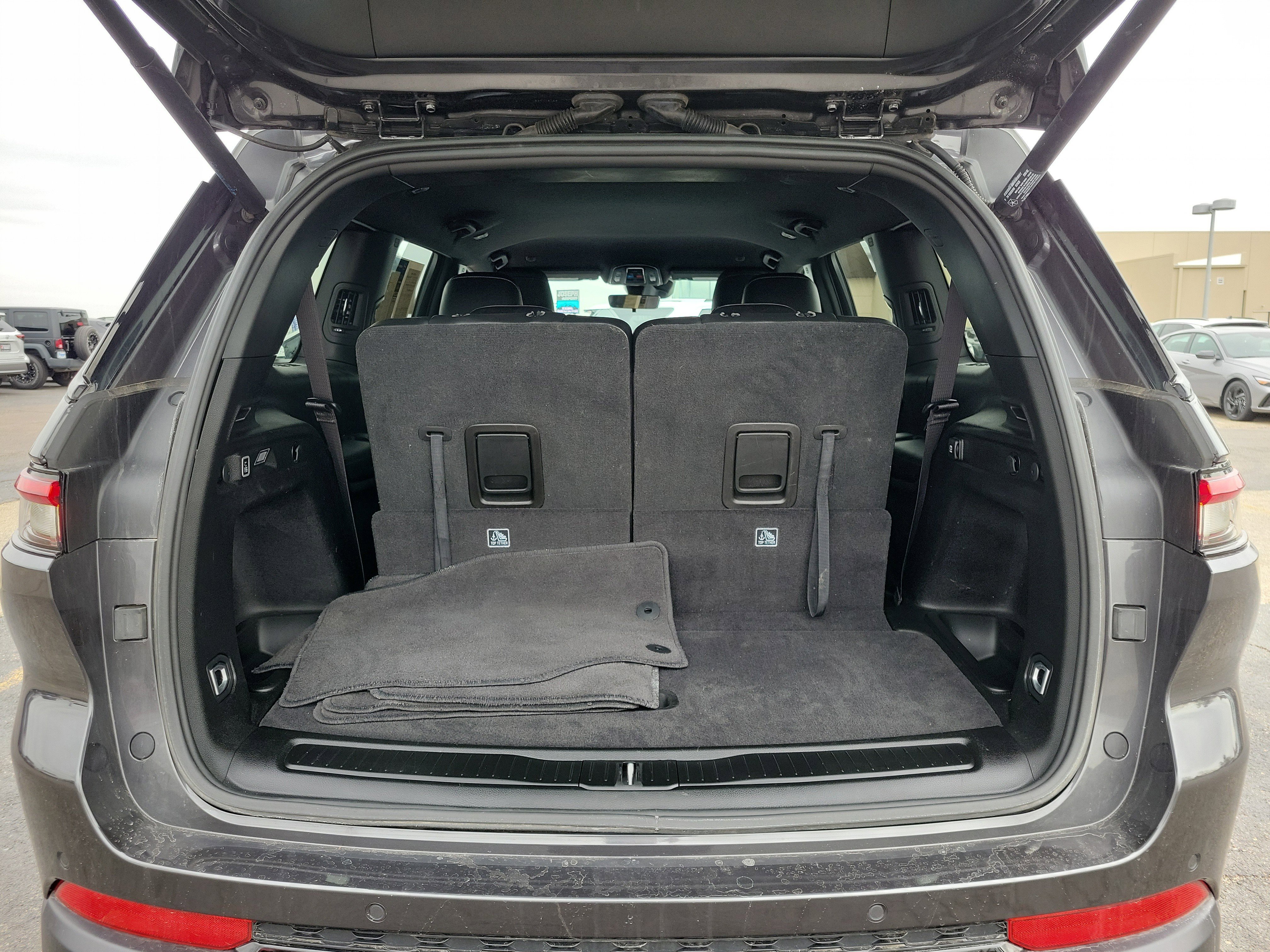 Used 2025 Jeep Grand Cherokee L Laredo image 8