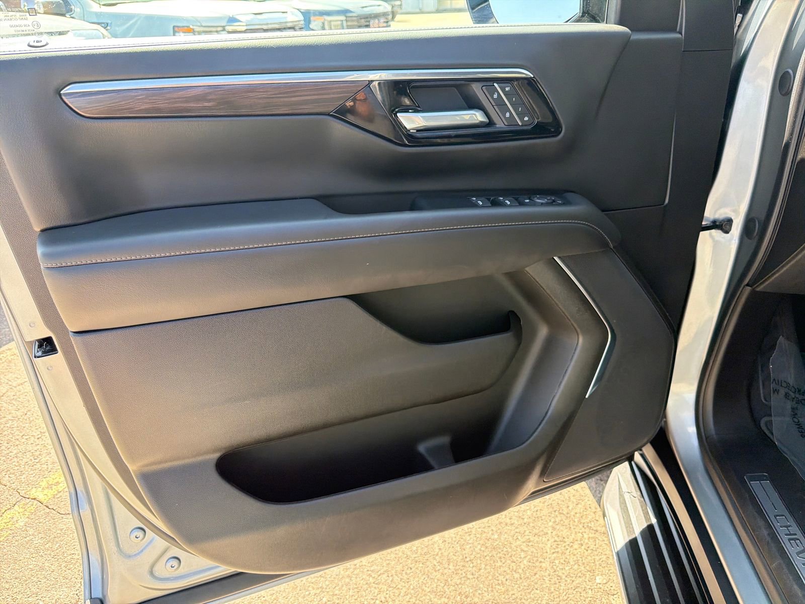 Used 2025 Chevrolet Tahoe LT AWD/4WD image 15
