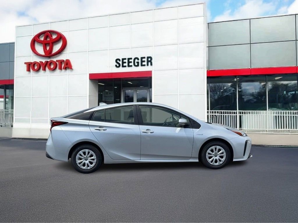 Used 2022 Toyota Prius LE image 2