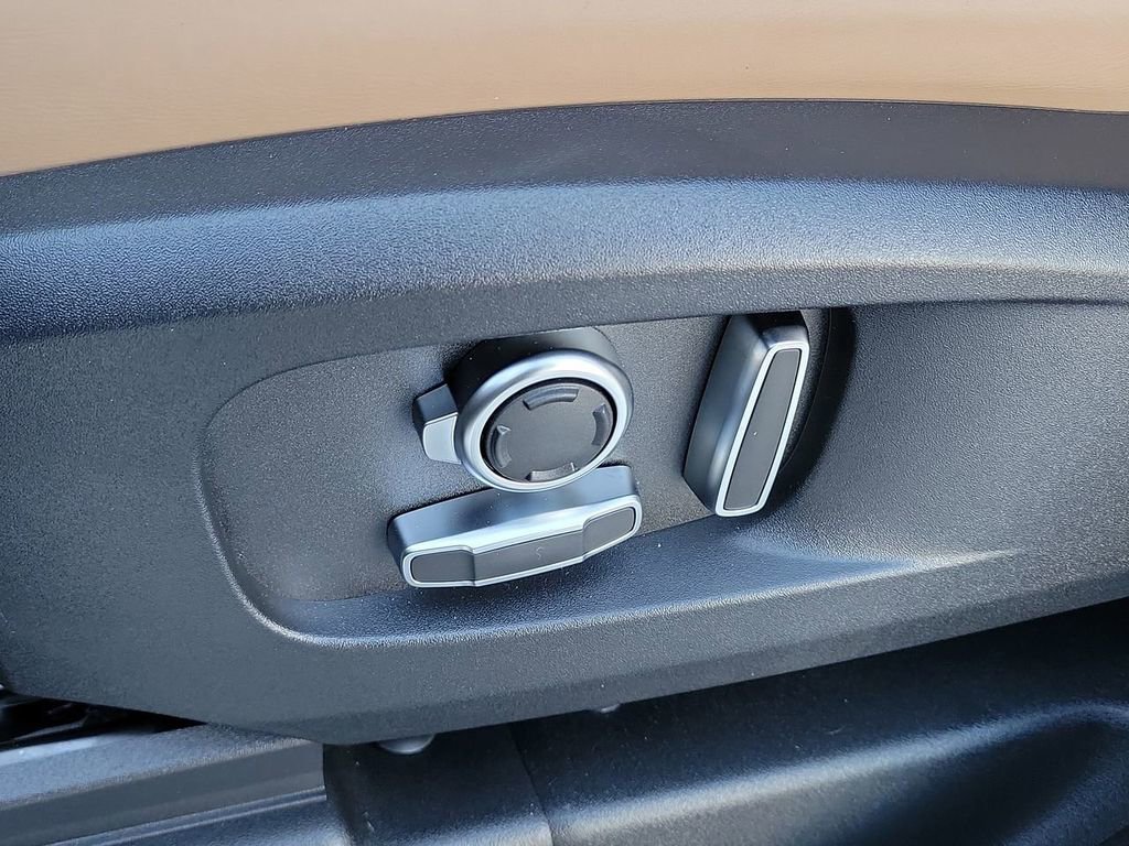 New 2026 Land Rover Defender 130 X-Dynamic SE image 26