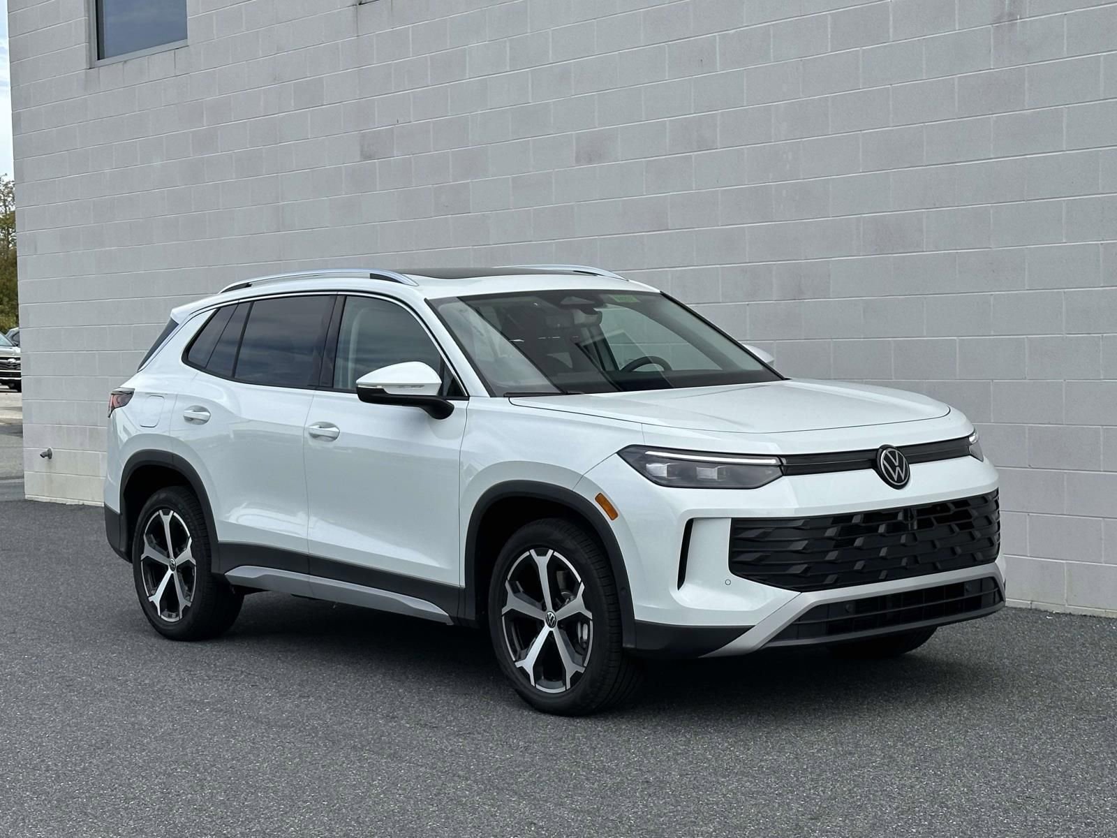 New 2025 Volkswagen Tiguan SE image 8