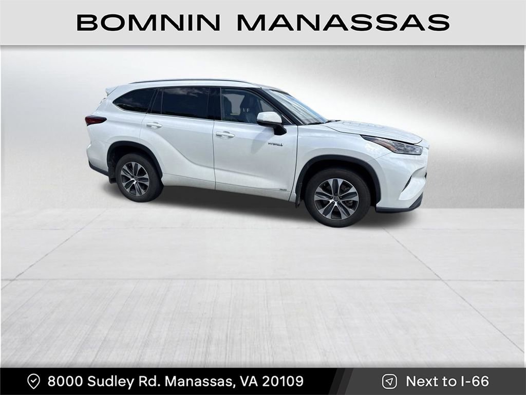 Used 2021 Toyota Highlander XLE AWD/4WD image 3