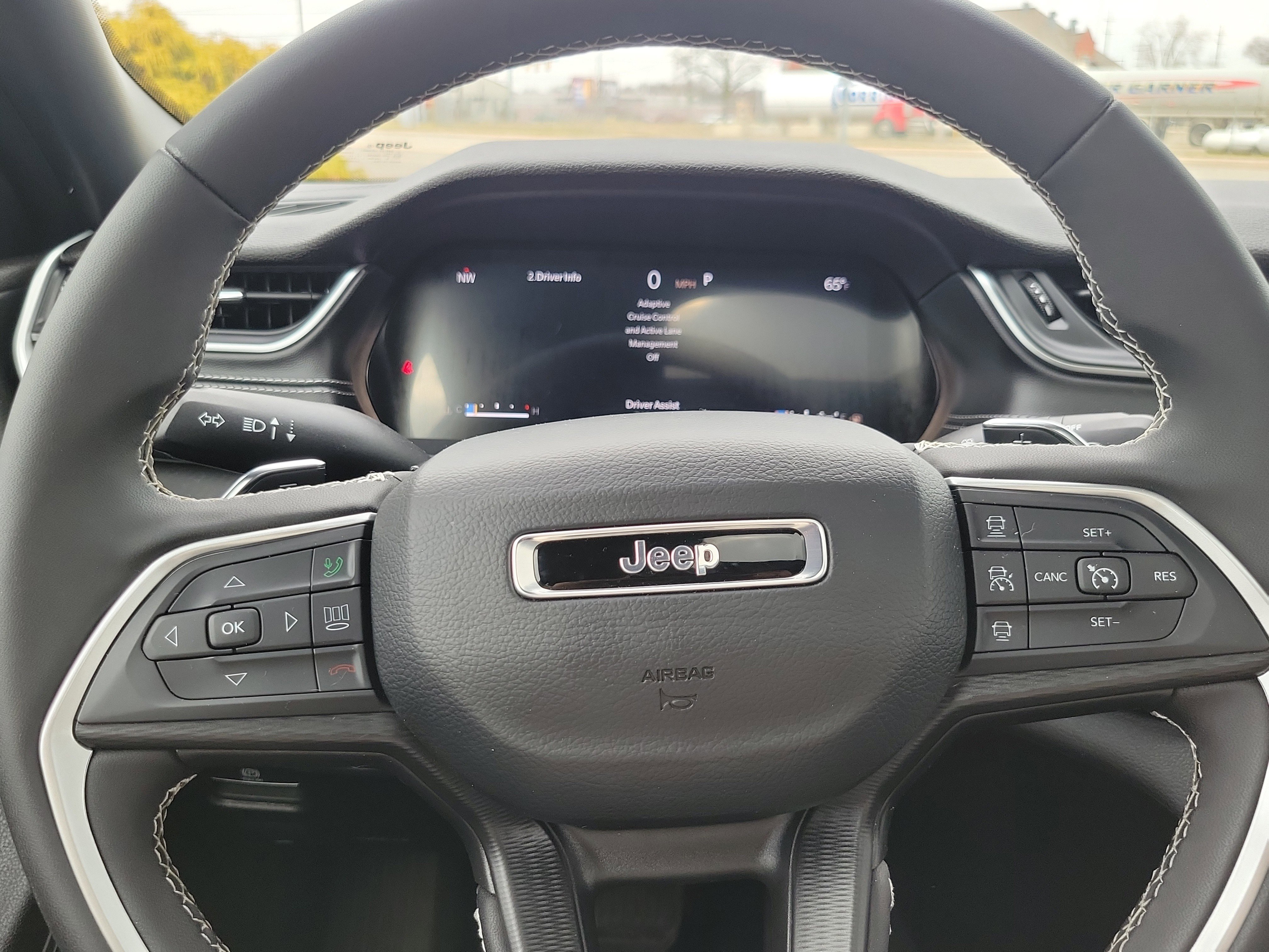 Used 2025 Jeep Grand Cherokee Laredo X image 9