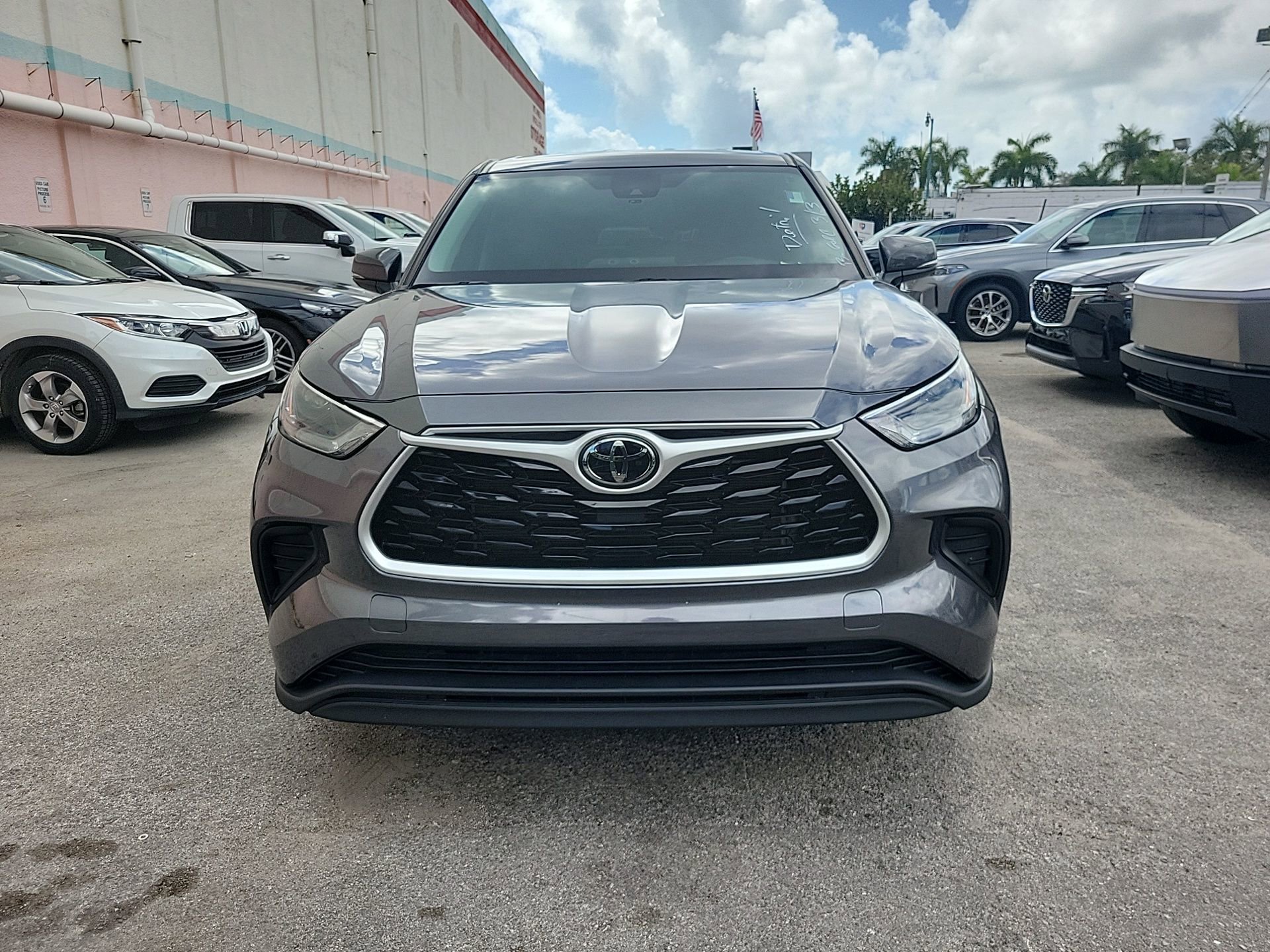 Used 2023 Toyota Highlander L image 3