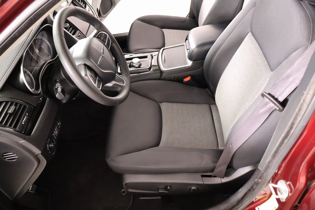 Used 2023 Chrysler 300 Touring w/ Sport Appearance Package image 10