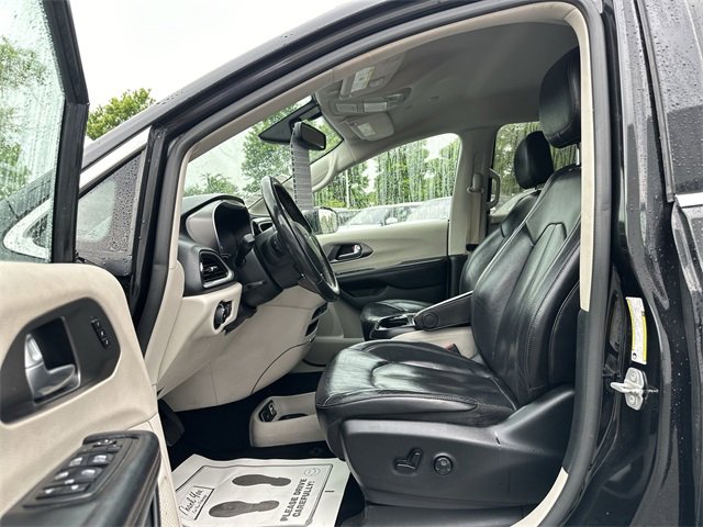 Used 2020 Chrysler Pacifica Touring-L image 12