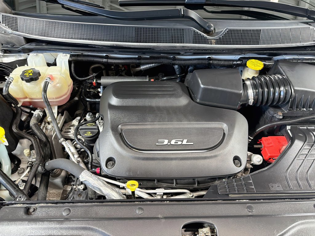 Used 2017 Chrysler Pacifica Limited w/ UConnect Theater Package FWD image 35