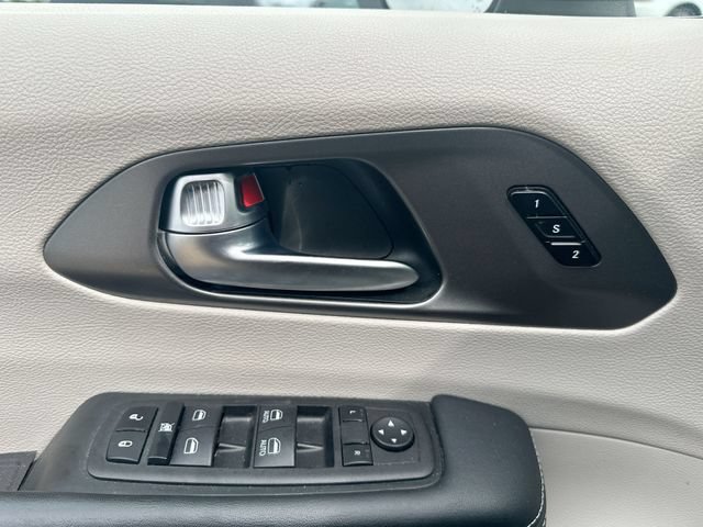 Used 2023 Chrysler Pacifica Touring-L FWD image 46