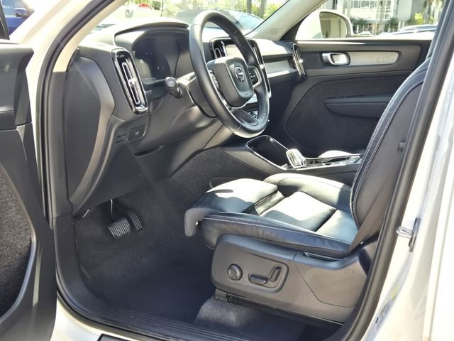 Certified 2023 Volvo XC40 B4 Plus w/ Protection Package Premier image 13
