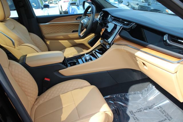 Used 2025 Jeep Grand Cherokee Summit AWD/4WD image 36