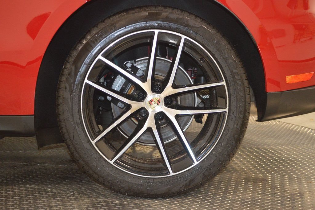Certified 2025 Porsche Macan AWD/4WD image 14