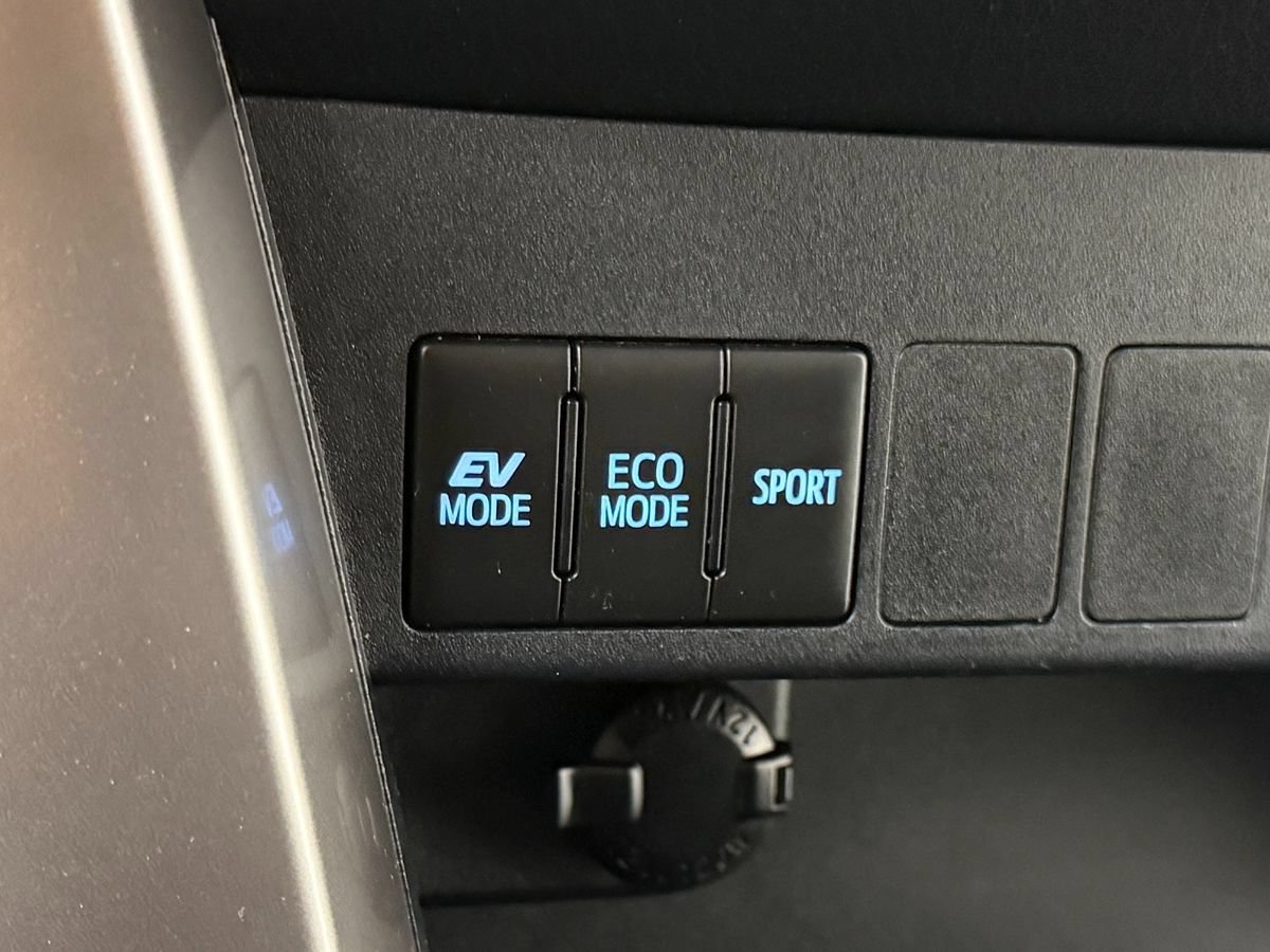 Used 2018 Toyota RAV4 LE AWD/4WD image 23