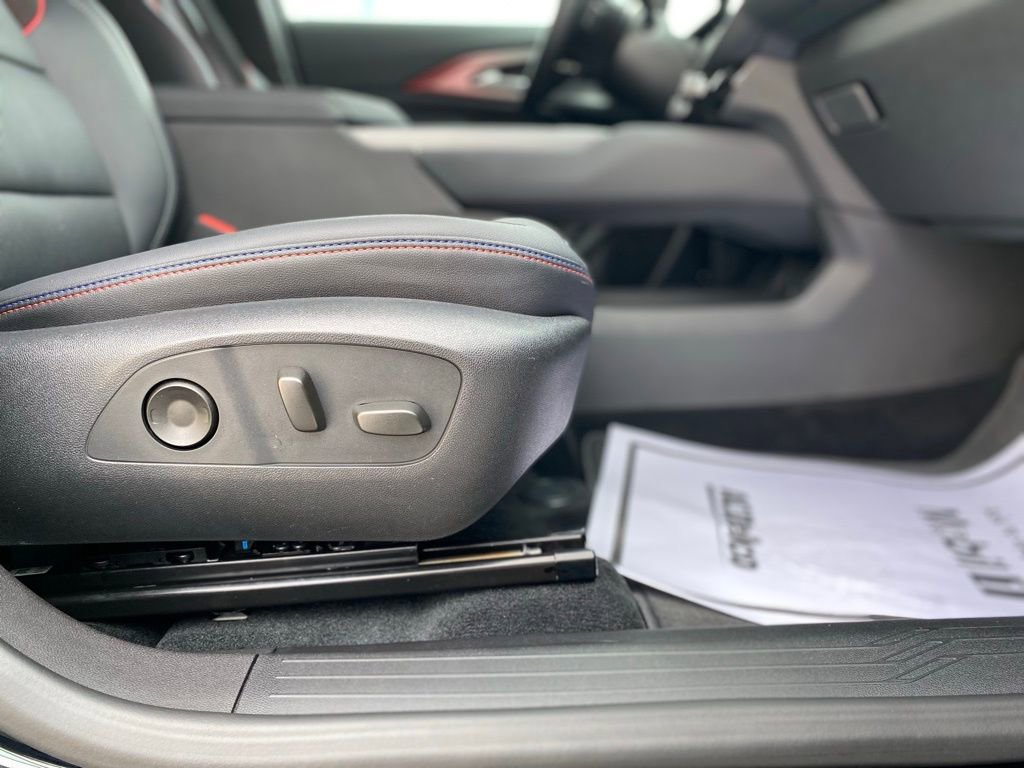 Used 2025 Chevrolet Equinox EV RS image 11