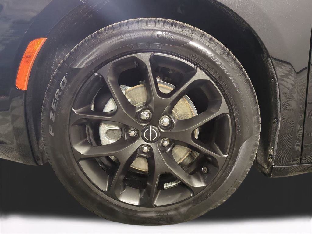 Used 2025 Chrysler Pacifica Limited image 11