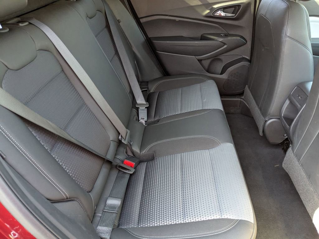 Used 2025 Chevrolet Trax LT w/ LT Convenience Package FWD image 28