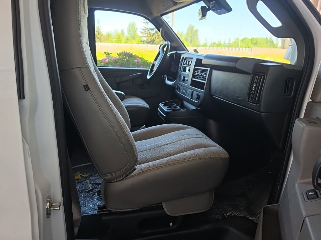 Used 2025 Chevrolet Express 3500 LT w/ LT Preferred Equipment Group RWD image 7