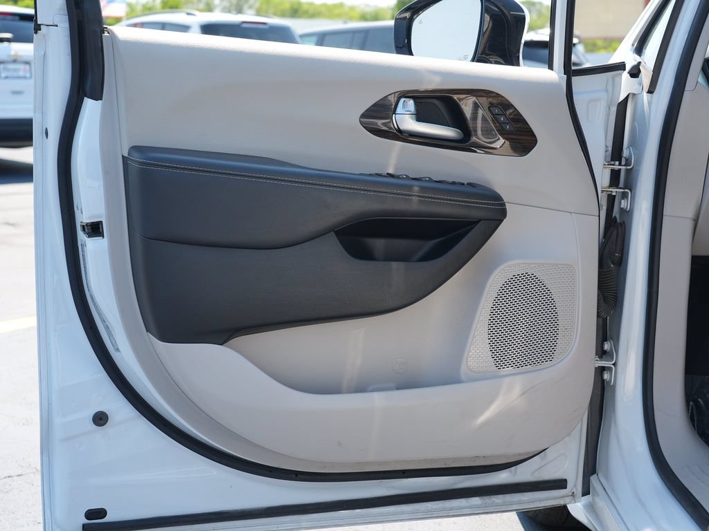 Used 2023 Chrysler Pacifica Limited FWD image 14