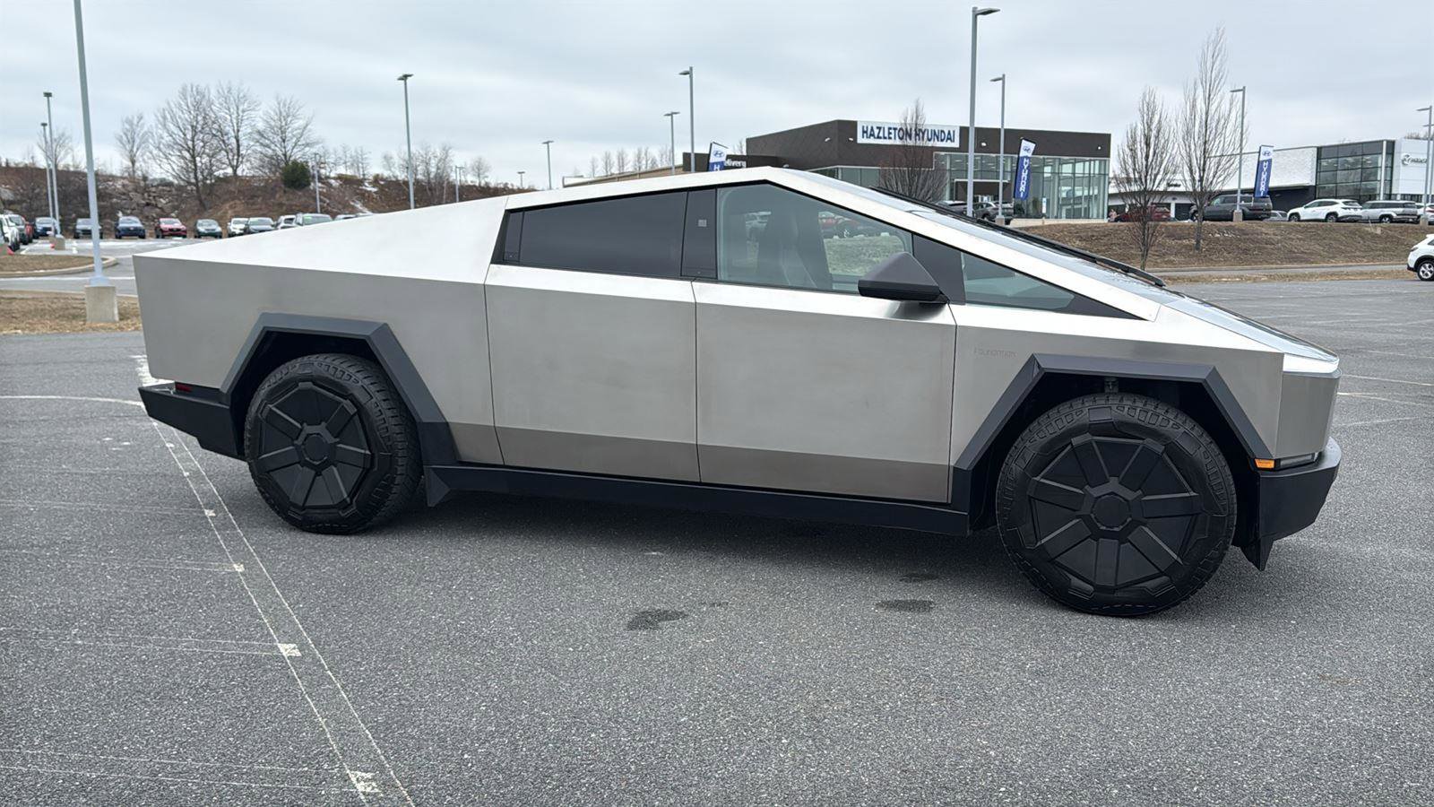 Used 2024 Tesla Cybertruck AWD Crew Cab image 3