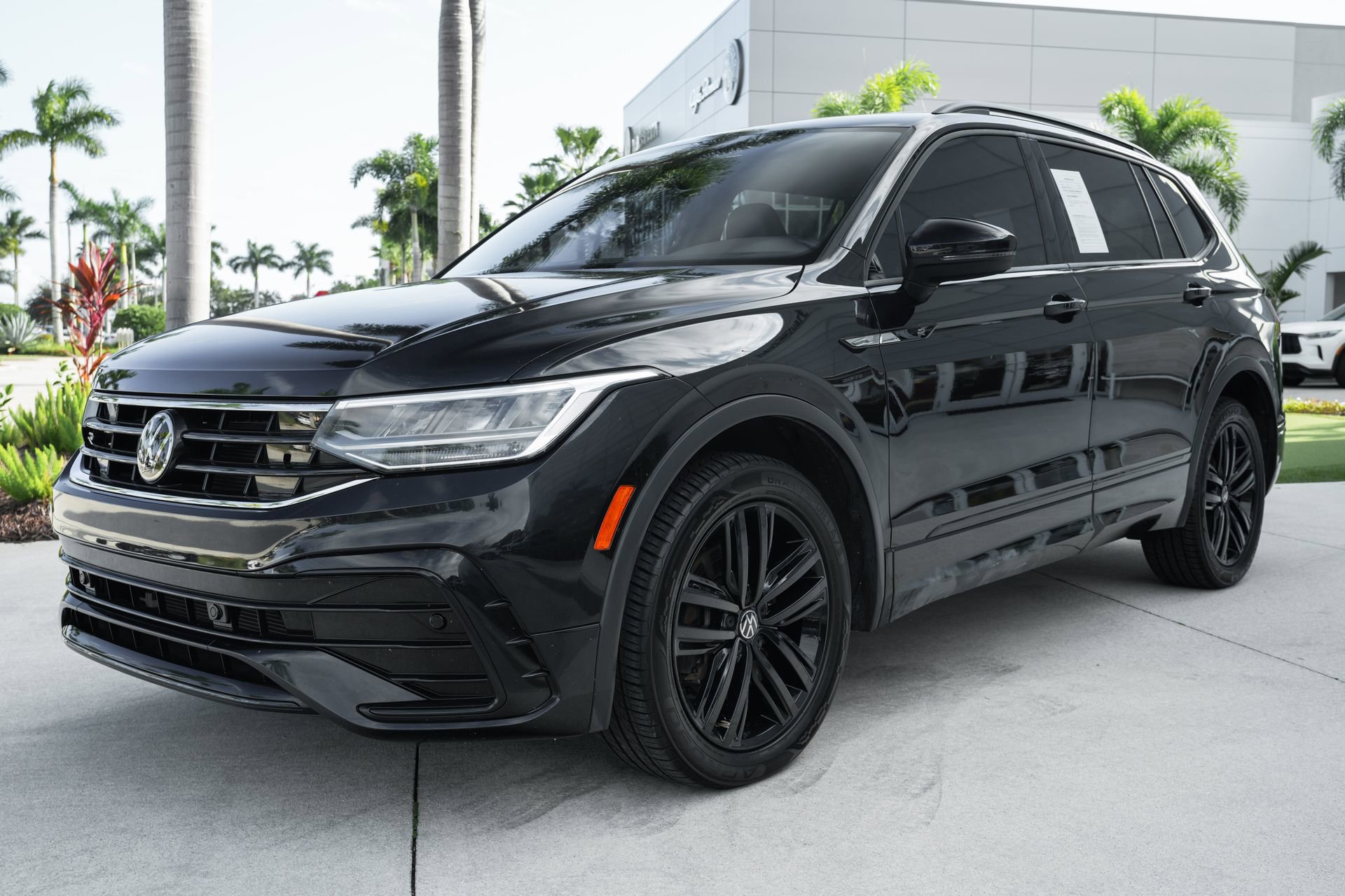 Used 2022 Volkswagen Tiguan SE R-Line image 6