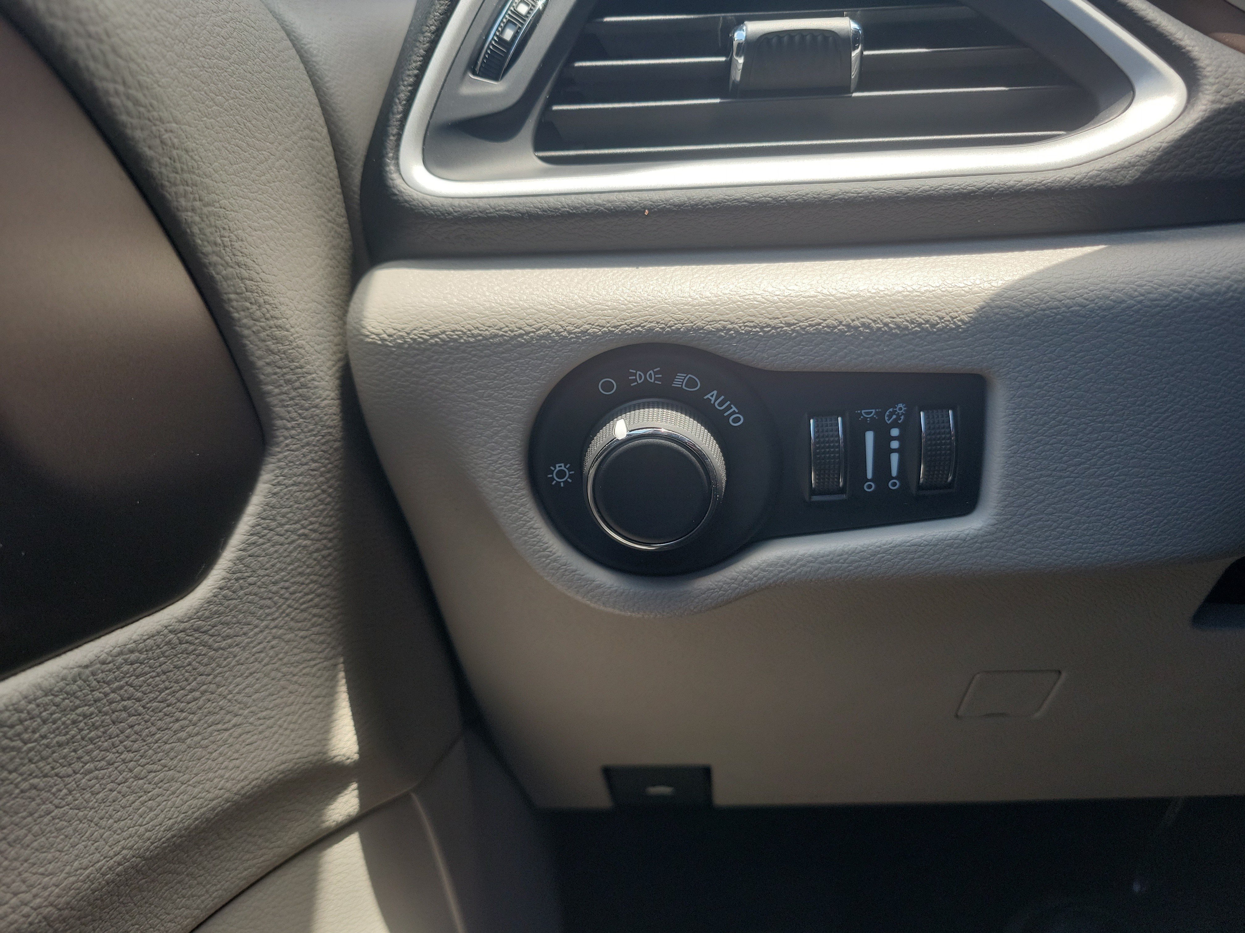 Used 2024 Chrysler Voyager LX FWD image 27