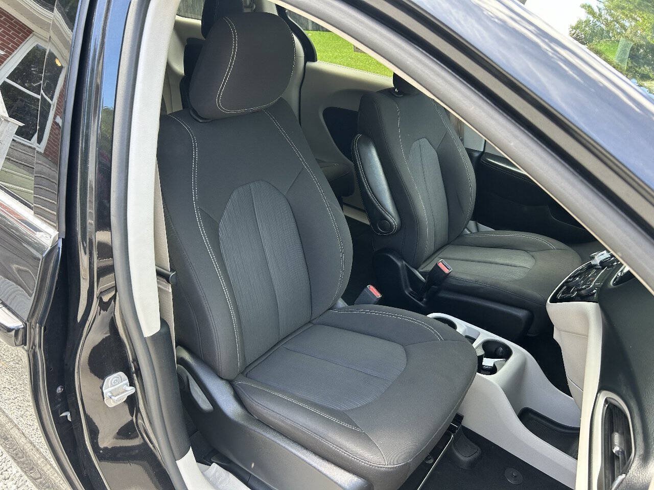 Used 2023 Chrysler Voyager LX FWD image 20