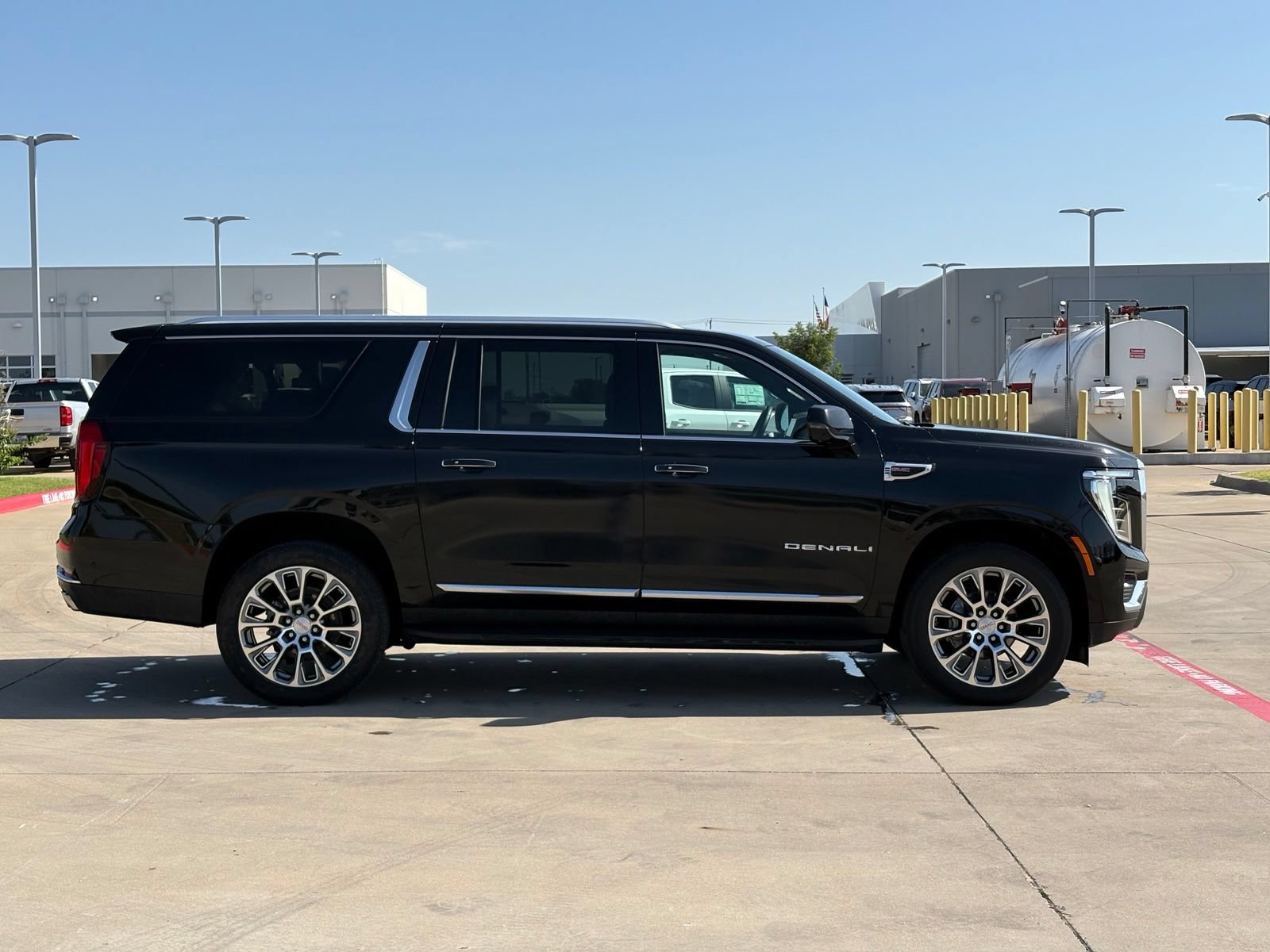 Used 2025 GMC Yukon XL Denali AWD/4WD image 8
