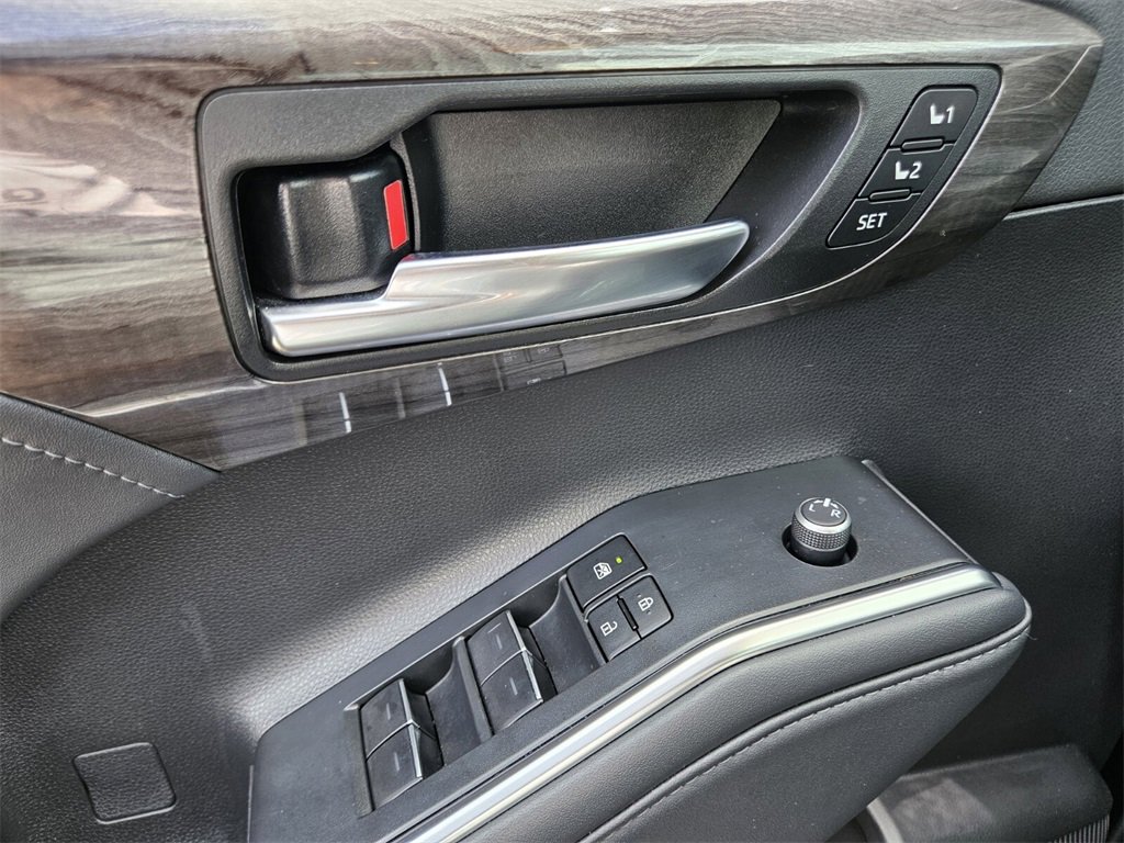 Used 2022 Toyota Highlander Platinum image 25