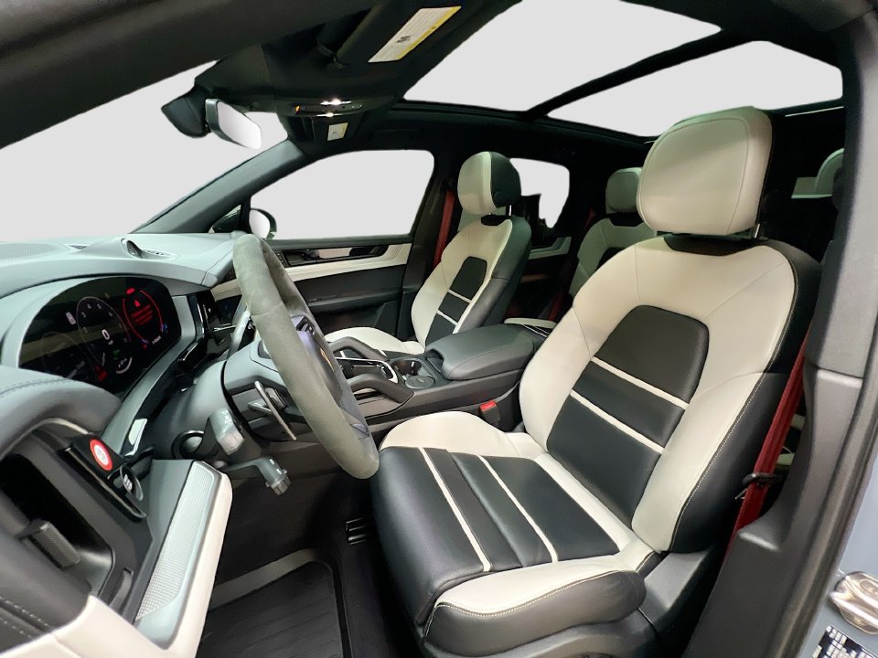 Certified 2024 Porsche Cayenne AWD/4WD image 5