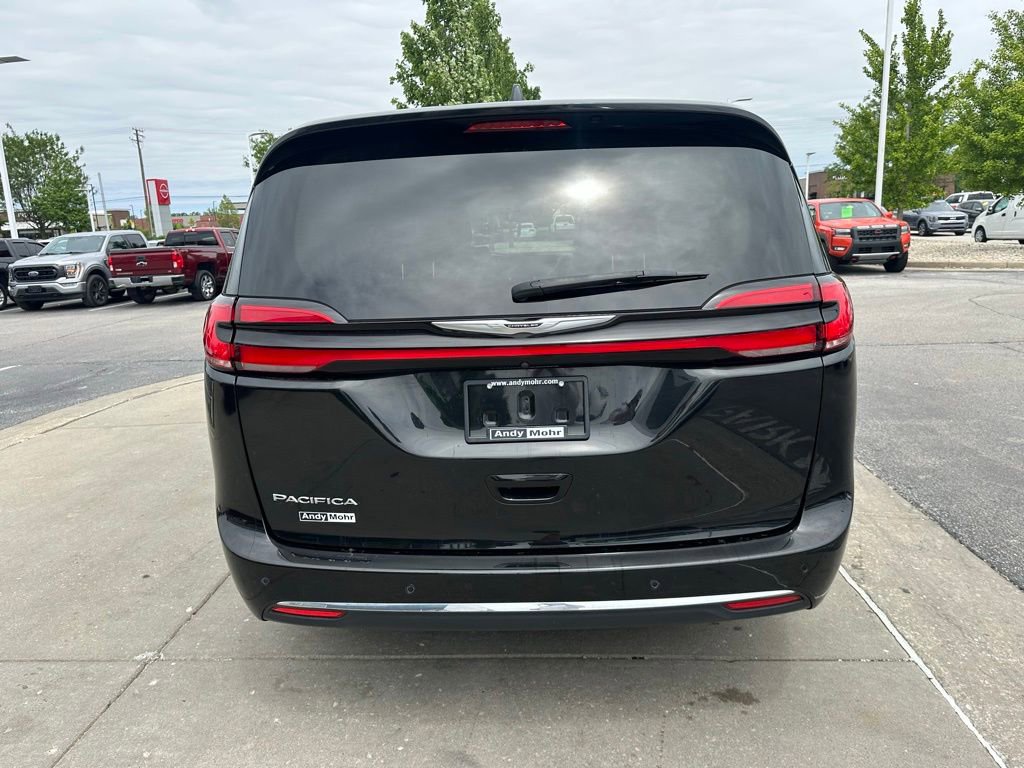 Used 2023 Chrysler Pacifica Touring-L FWD image 8