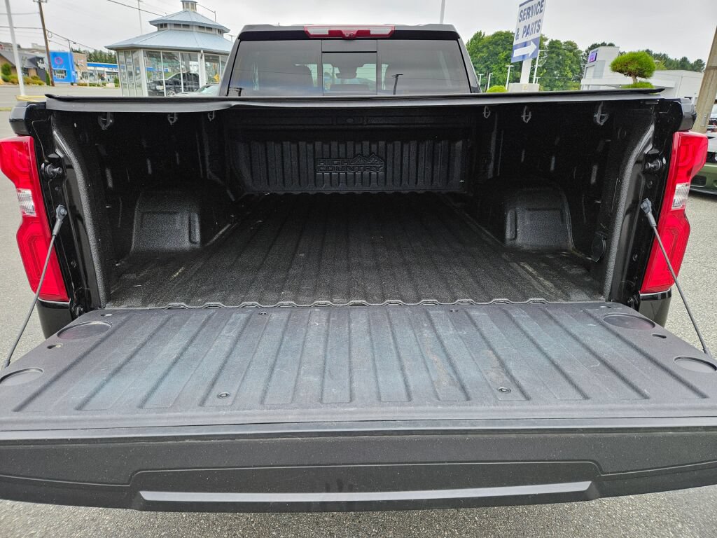 Used 2024 Chevrolet Silverado 1500 High Country w/ Technology Package AWD/4WD image 11