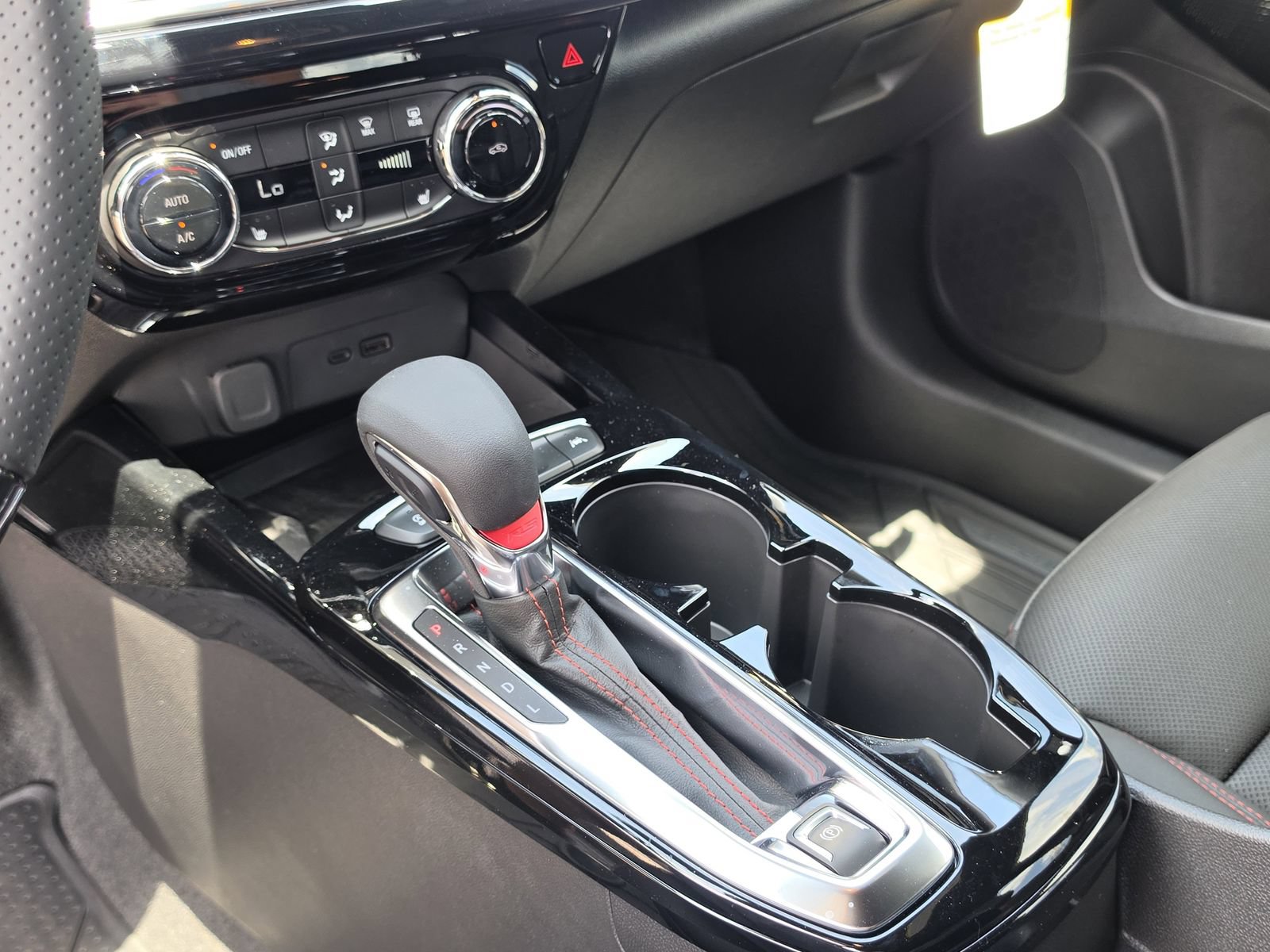 Used 2025 Chevrolet Trax RS w/ Sunroof Package FWD image 21