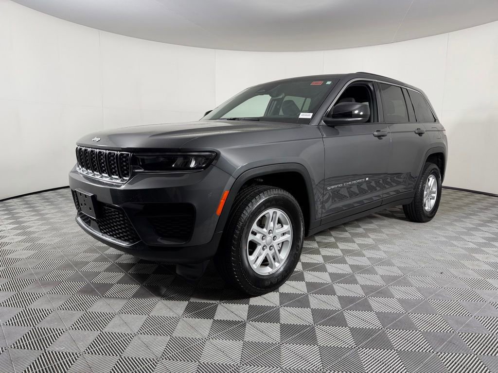 Certified 2024 Jeep Grand Cherokee Laredo image 3